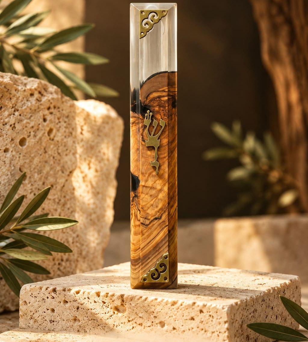 מזוזה מעץ זית ואפוקסי שקוף עם פינות נחושת, על אבן ירושלמית