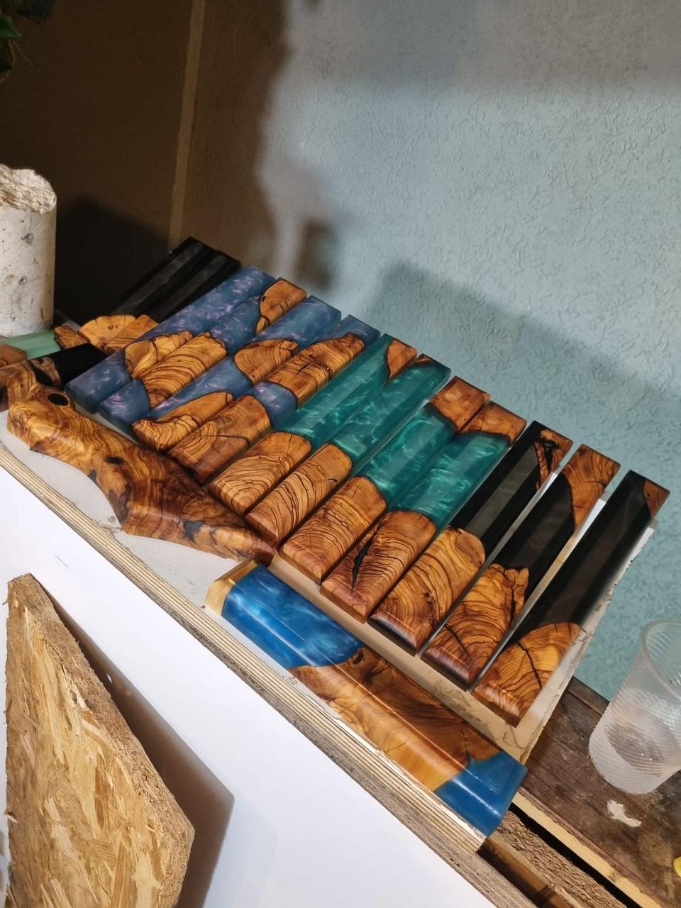 מדף בסדנה עם מזוזות בגווני טורקיז, כחול ושחור לפני גימור